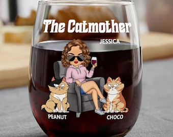 Een vrouw kan niet overleven op wijn alleen Cat Mom, gepersonaliseerd stemloos wijnglas, gepersonaliseerd kattenglas, aangepast kattenglas, Cat Mom cadeau 2025