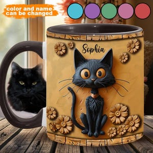 Puede incluir: Una taza negra y amarilla con un gato negro de dibujos animados y el nombre "Sophia" impreso en ella. La taza tiene un interior negro y un asa blanca.