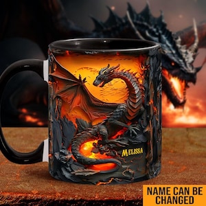 Può includere: Tazza in ceramica nera con un design dettagliato di un drago con accenti rossi e arancioni. Il drago è ambientato su uno sfondo infuocato. Il nome "MELISSA" è stampato sulla tazza. Il testo sulla tazza recita "NAME CAN BE CHANGED".