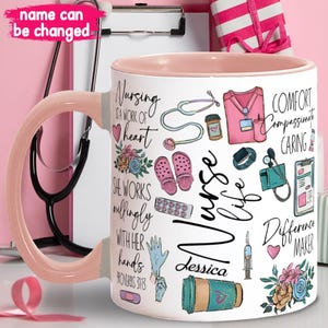 Pode incluir: Uma caneca de cerâmica branca com uma borda e uma alça rosa. A caneca apresenta um design colorido com as palavras "Nurse Life" e "Jessica" juntamente com vários símbolos e ilustrações médicas. O texto na caneca diz "Nursing is a work of heart, she works willingly with her hands, Proverbs 3:13, Comfort, Compassionate, Caring, Difference Maker".