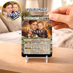 Op de afbeelding: Een gepersonaliseerde "Best Dad Ever" kaart met een foto van een vader en kind. De kaart bevat de tekst "DAD AND EMMA" en een oprechte boodschap. De kaart wordt op een transparante standaard gepresenteerd.