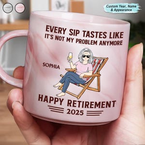 Peut inclure: Une tasse en céramique rose marbrée avec le texte "EVERY SIP TASTES LIKE IT'S NOT MY PROBLEM ANYMORE" et "HAPPY RETIREMENT 2025." Elle présente une illustration de dessin animé d'une femme en lunettes de soleil se relaxant dans une chaise longue, tenant une boisson.