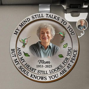 Peut inclure: Un porte-visère de voiture argenté avec une photo d'une femme et le texte "My mind still talks to you, but my soul knows you are at peace. And my heart still looks for you. Mom 1953-2025".