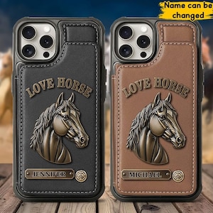 Può includere: Due custodie per telefono a tema cavallo. Una è nera, l'altra marrone. Entrambe le custodie presentano una testa di cavallo color bronzo e le parole "LOVE HORSE". Ogni custodia ha una targhetta con un nome.