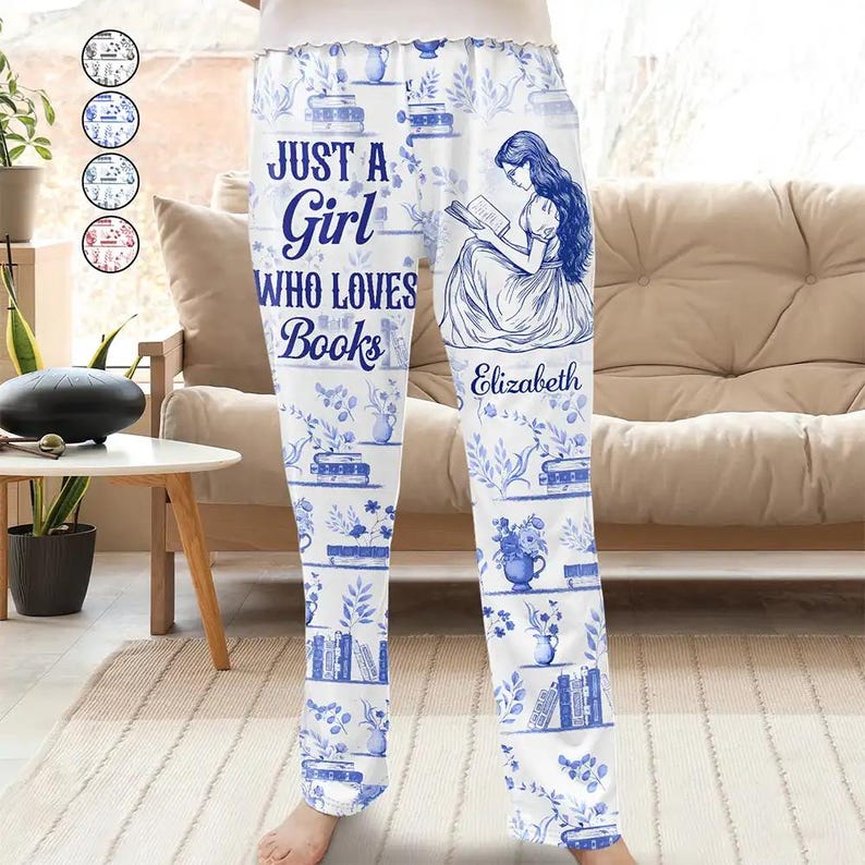 Chinoiserie Toile Bara en tjej som älskar böcker - Personliga pyjamasbyxor, pyjamasbyxor med böcker, present till bokälskare, present till vänner Lounge