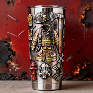 Pode incluir: Caneca de aço inoxidável com tema de bombeiro. O design inclui um casaco de bombeiro com o nome "Charlie", um capacete, luvas, um machado e outros equipamentos. O fundo é vermelho fogo.