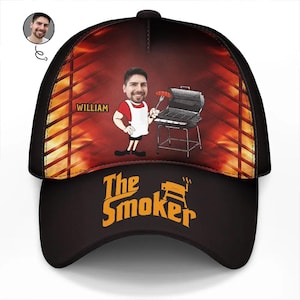 Könnte beinhalten: Schwarze Baseballkappe mit einer individuellen Illustration einer grillenden Person. Die Kappe trägt den Text "The Smoker" in Orange und ein Cartoon-Bild einer Person mit dem Namen "William". Der Hintergrund ist ein feuriges rot-oranges Design.