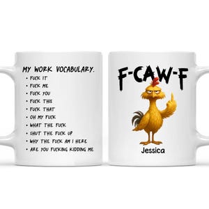 Puede incluir: Una taza de cerámica blanca con una lista titulada MY WORK VOCABULARY con varias frases, y un gráfico de un pollo amarillo haciendo el gesto del dedo medio con el texto F-CAW-F y el nombre Jessica impreso en negro bajo la ilustración.