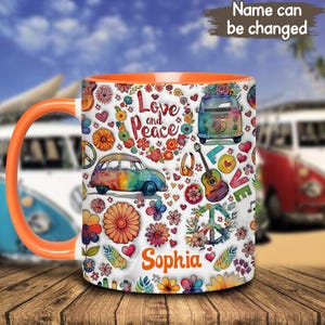 Könnte beinhalten: Eine weiße Keramiktasse mit orangefarbenem Rand zeigt ein farbenfrohes Design mit Blumen, Friedenszeichen, einem Oldtimer, einer Gitarre und einem Van. Der Text "Love and Peace" ist im Design enthalten. Der Name "Sophia" ist auf der Tasse personalisiert.