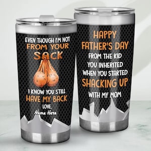 Può includere: Due bicchieri isolati in acciaio inossidabile con motivo a diamante nero e testo umoristico. Uno dice "Even though I'm not from your sack..." e l'altro dice "Happy Father's Day from the kid..."