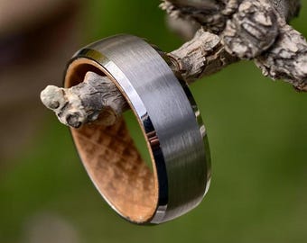 Silber Ehering Whisky Fass, Eichenholz Ehering für Mann, Wolfram Eheringe, einzigartige Herren Ehering, Herren Verlobungsring Fass Holz