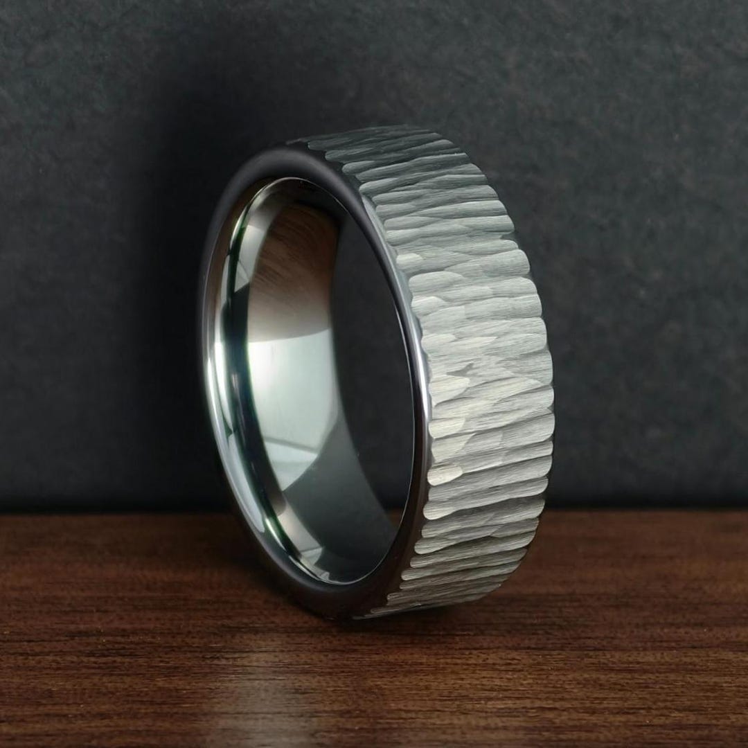 TUTISS Anello In Tungsteno Martellato 8mm - Argento/Nero Con Intarsio In Autentico Meteorite, Fascia Unisex Per Fidanzamento, Matrimonio