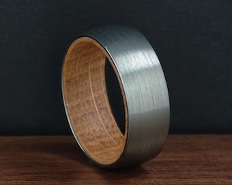 8 mm Silber Whisky Fassring, Eichenholz Ehering für Mann, personalisierter Herrenring, Einzigartiger Herren Ehering, Verlobungsring Fassholz