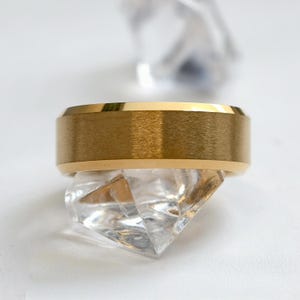 Alianza de boda de tungsteno en oro amarillo, anillo de aniversario de 8 mm, anillo personalizado, alianza única para hombre, banda de tungsteno, anillo de compromiso, anillo para él
