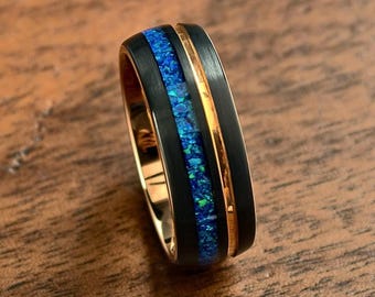 Anillo de carburo de tungsteno con incrustaciones de ópalo azul e interior de oro rosa. Anillo de ópalo para hombre. Alianza de boda para hombre. Anillo de compromiso. Anillo de ópalo azul. Banda de tungsteno.