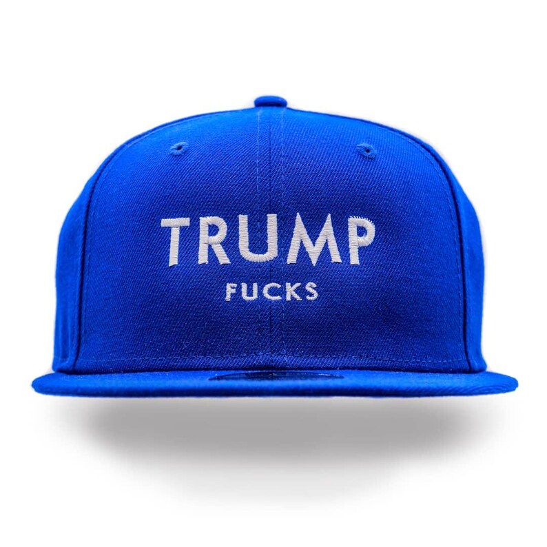 Puede incluir: Una gorra de b&eacute;isbol azul con bordado blanco que dice "TRUMP FUCKS".