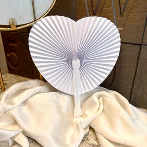 ウェディングファン 紙製 ホワイト ハート型 折りたたみ式 組み立て済み - ミニマリスト 儀式用
