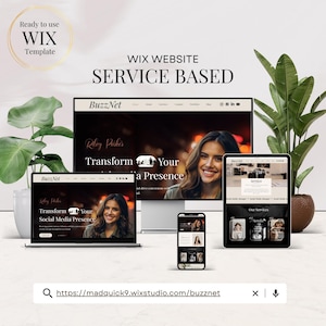 Può includere: Un mockup di sito web per un'azienda di servizi chiamata BuzzNet. Il sito web presenta uno sfondo scuro con un testo sovrapposto di colore rosa chiaro. Il testo recita "Transform Your Social Media Presence". Il sito web è visualizzato su un laptop, uno smartphone e un tablet.