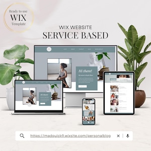 Könnte beinhalten: Ein Mockup einer Website für ein Dienstleistungsunternehmen. Die Website ist im minimalistischen Stil mit hellblauem Hintergrund und weißem Text gestaltet. Die Website enthält einen Header mit dem Firmennamen, eine Navigationsleiste und einen Hauptinhaltsbereich. Der Hauptinhaltsbereich zeigt ein Foto einer Frau in einer Yogapose, zusammen mit dem Text "Hallo! Mein Name ist Kayla Shaw". Die Website enthält auch eine Fußzeile mit Links zu sozialen Medien und Kontaktinformationen.