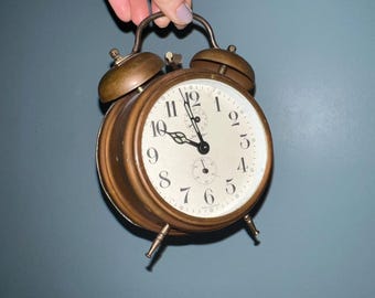Reloj despertador alemán Jerger de doble campana, de latón, mecánico, de cuerda, de los años 50, en perfecto estado de funcionamiento.