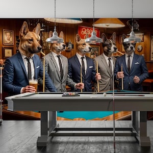 Puede incluir: Un grupo de cinco perros con trajes jugando al billar. Los perros visten trajes y corbatas, y sostienen tacos de billar. Un perro sostiene un vaso de cerveza. La mesa de billar es gris con una superficie de juego turquesa.