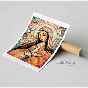 Peut inclure: Une peinture color&eacute;e d'une femme aux longs cheveux noirs et aux yeux ferm&eacute;s. Elle porte une robe rouge et or et tient une colombe blanche dans ses mains. L'arri&egrave;re-plan est un m&eacute;lange vibrant de couleurs et de motifs, y compris des fleurs, des feuilles et des c&oelig;urs.