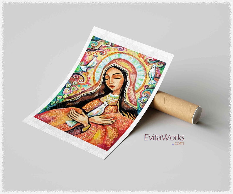 Peut inclure: Une peinture color&eacute;e d'une femme aux longs cheveux noirs et aux yeux ferm&eacute;s. Elle porte une robe rouge et or et tient une colombe blanche dans ses mains. L'arri&egrave;re-plan est un m&eacute;lange vibrant de couleurs et de motifs, y compris des fleurs, des feuilles et des c&oelig;urs.