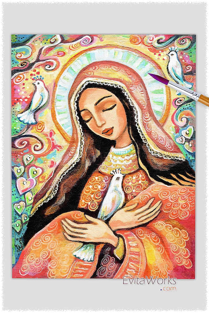 Peut inclure: Une peinture color&eacute;e d'une femme aux yeux ferm&eacute;s tenant une colombe blanche dans ses mains. La femme porte une robe rouge et orange avec un voile blanc. L'arri&egrave;re-plan est rempli de volutes et de c&oelig;urs de diff&eacute;rentes couleurs.