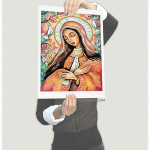 Peut inclure: Une peinture color&eacute;e d'une femme tenant une colombe dans ses mains. La femme porte une robe bleue et rouge et a une aur&eacute;ole autour de la t&ecirc;te. L'arri&egrave;re-plan est rempli de volutes et de c&oelig;urs.