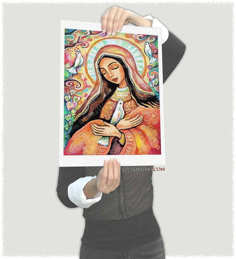 Peut inclure: Une peinture color&eacute;e d'une femme tenant une colombe dans ses mains. La femme porte une robe bleue et rouge et a une aur&eacute;ole autour de la t&ecirc;te. L'arri&egrave;re-plan est rempli de volutes et de c&oelig;urs.