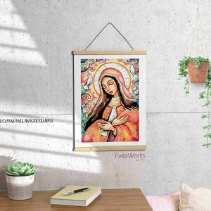Peut inclure: Une peinture color&eacute;e d'une femme tenant une colombe blanche. La femme porte une robe rouge et or et a une aur&eacute;ole au-dessus de sa t&ecirc;te. L'arri&egrave;re-plan est un m&eacute;lange vibrant de couleurs et de motifs.