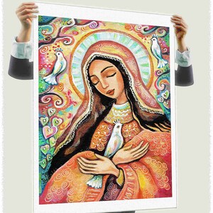 Peut inclure: Une peinture color&eacute;e de la Vierge Marie tenant une colombe blanche dans ses mains. Elle porte une robe rouge et or avec un voile blanc. L'arri&egrave;re-plan est un m&eacute;lange vibrant de couleurs et de tourbillons.