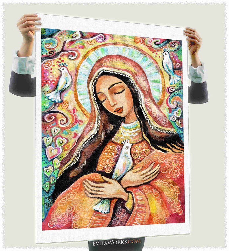 Peut inclure: Une peinture color&eacute;e de la Vierge Marie tenant une colombe blanche dans ses mains. Elle porte une robe rouge et or avec un voile blanc. L'arri&egrave;re-plan est un m&eacute;lange vibrant de couleurs et de tourbillons.