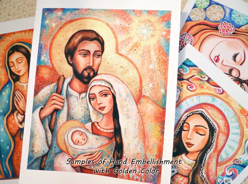 Peut inclure: Une peinture de la Sainte Famille sur fond dor&eacute; avec une &eacute;toile en haut &agrave; droite. La peinture est intitul&eacute;e "&Eacute;chantillons d'embellissement &agrave; la main avec de la couleur dor&eacute;e".