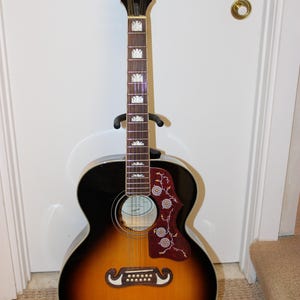 Epiphone 12-strängad akustisk gitarr och originalfodral, 2021, båda i nyskick, inbyggd Fishman-pickup och kontroller.