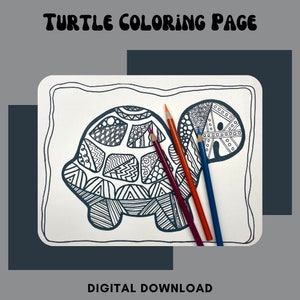 Puede incluir: Una página para colorear imprimible en blanco y negro con un diseño de tortuga detallado. La página está sobre un fondo blanco e incluye el texto "TURTLE COLORING PAGE" en la parte superior y "DIGITAL DOWNLOAD" en la parte inferior.