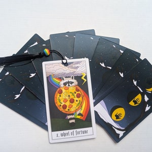 Marcador de Cartas de Tarô Trash Panda