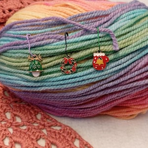 Christmas stitch markers, Knitting lovers gift set, Christmas gift for knitters,crochet stitch markers,stitch markers set, crocheting charms