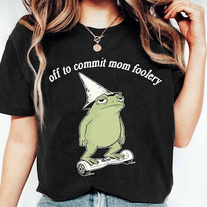 Off To Commit Mom Foolery Sweatshirt, Graviditetsavslöjande, Cottagecore Weird, Unhinged Stupid, Nybliven mammapresent, Present till mamma, Rolig groda Crewneck