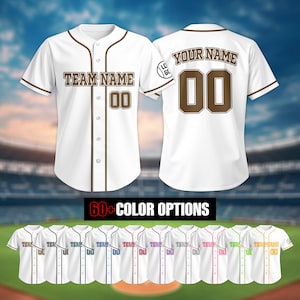 Könnte beinhalten: Weißes Baseballtrikot mit braunem Besatz und Schriftzug. Die Vorderseite des Trikots lautet "TEAM NAME 00" und die Rückseite "YOUR NAME 00".