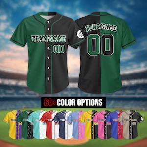 Puede incluir: Una camiseta de béisbol con un esquema de color negro y verde. La parte delantera de la camiseta dice "TEAM NAME 00" y la parte trasera dice "YOUR NAME 00".