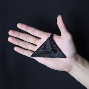 Pochette triangulaire noire, pochette en tissu talisman, petit sac avec corde, pochette fabriquée à la main, collier talisman, breloques, mini sac, pochette cousue main