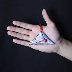 Mini sac avec corde, pochette talisman en tissu, pochette cousue main, collier talisman, pochette triangle bleu whire, pochette en coton, pochette fabriquée à la main,