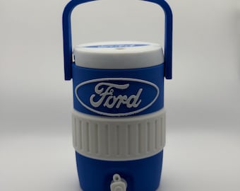 Ford-inspirerad minikylare med sugrörslock – 3D-utskriven burkkylare med sugrörslock – Gåva till skrivbordsmugg från bil