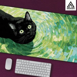 Könnte beinhalten: Rechteckiges Mauspad mit einer schwarzen Katze mit grünen Augen, vor einem abstrakten grünen und blauen Hintergrund. Eine weiße Maus und Tastatur sind ebenfalls vorhanden. Das Logo "ARKADYSARTS" befindet sich in der oberen rechten Ecke.