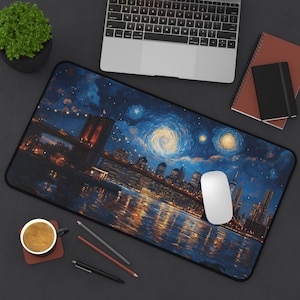 Starry Night Brooklyn Bridge Mauspad - Van Gogh inspirierte Schreibtischmatte - Künstlerische New York Skyline Black Edge: 12"x22"