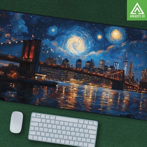 K&ouml;nnte beinhalten: Ein digitales Gem&auml;lde der Brooklyn Bridge bei Nacht mit einem Sternenhimmel und einem wirbelnden, blauen Himmel, der an Van Goghs Sternennacht erinnert. Die Br&uuml;cke ist mit gelben Lichtern beleuchtet und die Skyline der Stadt ist im Hintergrund zu sehen.