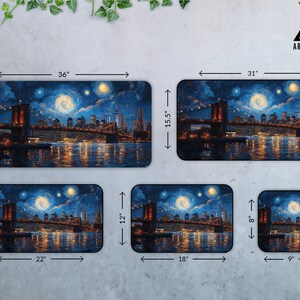 K&ouml;nnte beinhalten: Ein Set aus vier Mauspads mit einer sternenklaren Nachtszene mit der Brooklyn Bridge. Das gr&ouml;&szlig;te Mauspad ist 36 Zoll mal 18 Zoll gro&szlig;, das n&auml;chstgr&ouml;&szlig;te ist 31 Zoll mal 15,5 Zoll gro&szlig;, und die beiden kleinsten sind 22 Zoll mal 12 Zoll und 18 Zoll mal 12 Zoll gro&szlig;. Das kleinste Mauspad ist 9 Zoll mal 8 Zoll gro&szlig;.