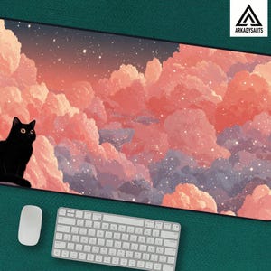Könnte beinhalten: Rechteckiges Mauspad mit einer verträumten Landschaft und einer schwarzen Katzen-Silhouette. Der Hintergrund zeigt einen Himmel voller rosa und lila Wolken und Sterne. Eine weiße Maus und Tastatur befinden sich darunter.