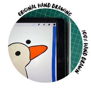 Może przedstawiać: Tablet cyfrowy z rysunkiem gęsi o kremowej głowie, czarnych oczach i pomarańczowym dziobie. Obok tabletu leży biały rysik. Tekst ORIGINAL HAND DRAWING oraz 100% HAND DRAWN jest widoczny w czarnym kolorze na obrzeżach obrazu.